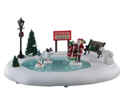 Lemax 14837 - North Pole Skating Rink, Battery-Operated (4.5V) - Table Pieces